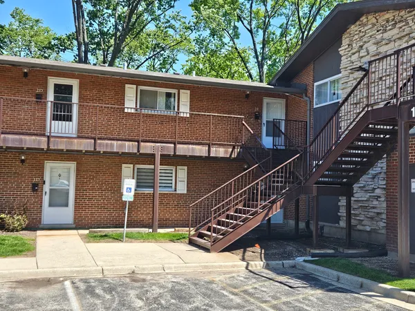 $1,650 | 1910 West Hatherleigh Court, Unit 2E, Mount Prospect, IL 60056