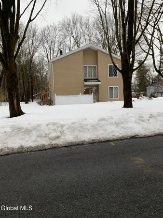 $279,500 | 2 Leaf Road, Bethlehem, NY 12054