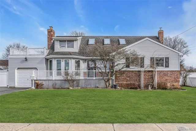 $699,999 | 639 North Chicot Avenue, West Islip, NY 11795