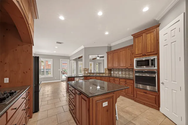 $720,000 | 51 English Oak Court, Lake Jackson, TX 77566