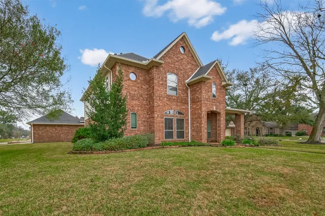 $720,000 | 51 English Oak Court, Lake Jackson, TX 77566