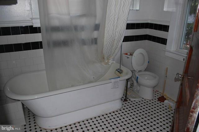 609 Orpington Road Baltimore, MD 21229 - Photo 9 of 15 Bath