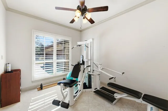 a view of entryway with livingroom