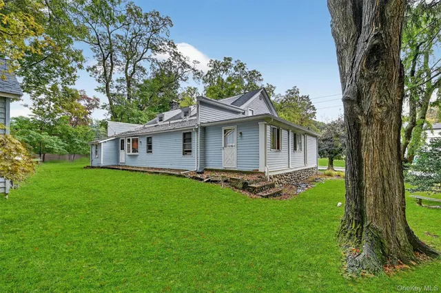 a view of a house with backyard and garden
