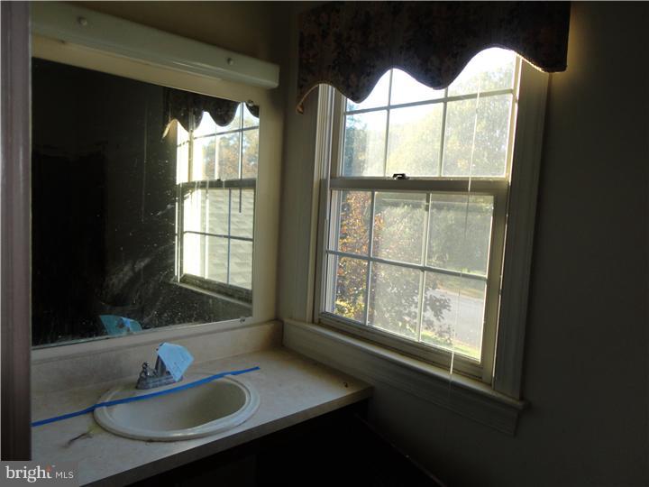 140 North Hunter Forge Road Newark, DE 19713 - Photo 10 of 18 Bathroom
