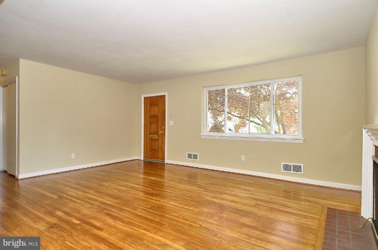 413 Dennis Avenue Silver Spring, MD 20901 - Photo 12 of 30 Living Room