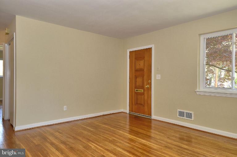 413 Dennis Avenue Silver Spring, MD 20901 - Photo 18 of 30 Living Room