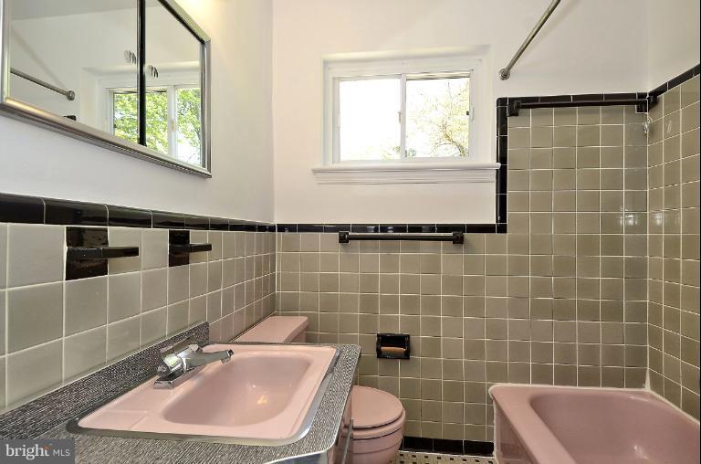 413 Dennis Avenue Silver Spring, MD 20901 - Photo 5 of 30 Bath