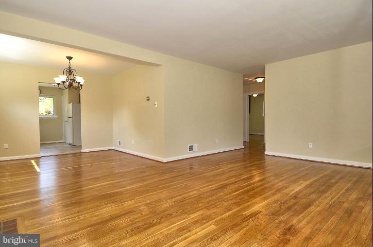 413 Dennis Avenue Silver Spring, MD 20901 - Photo 6 of 30 Living Room