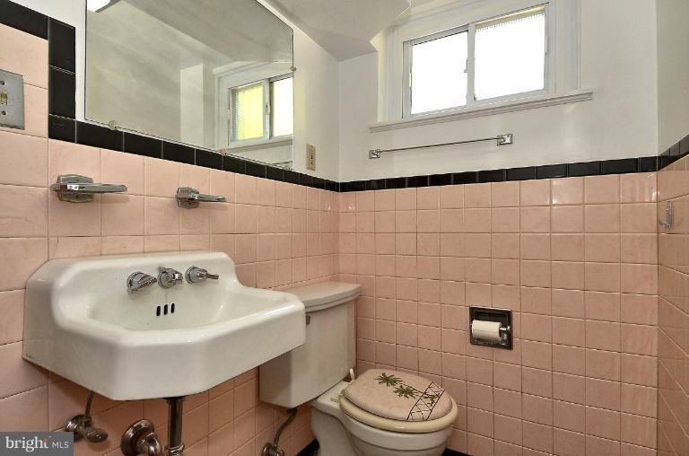 413 Dennis Avenue Silver Spring, MD 20901 - Photo 7 of 30 Bath