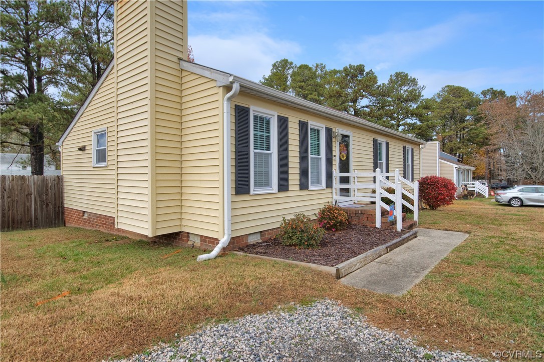 4826 Wilconna Road Chesterfield, VA 23832 - Photo 3 of 22 a front view of a house with garden