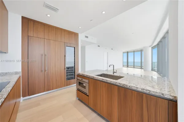 $5,999,999 | 175 Southeast 25th Road, Unit 3102, Miami, FL 33129