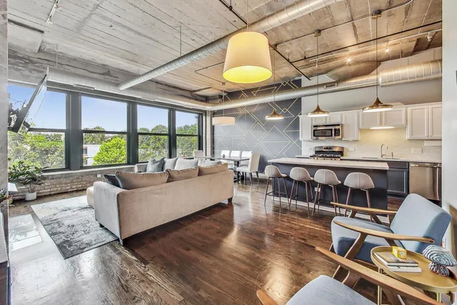 $3,995 | 1111 West 14th Place, Unit 328, Chicago, IL 60608