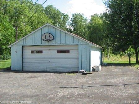 31835 King Road New Boston, MI 48164 - Photo 2 of 8 Garage
