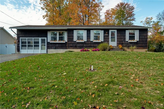 $260,000 | 306 Ferndale Lane, Minoa, NY 13116