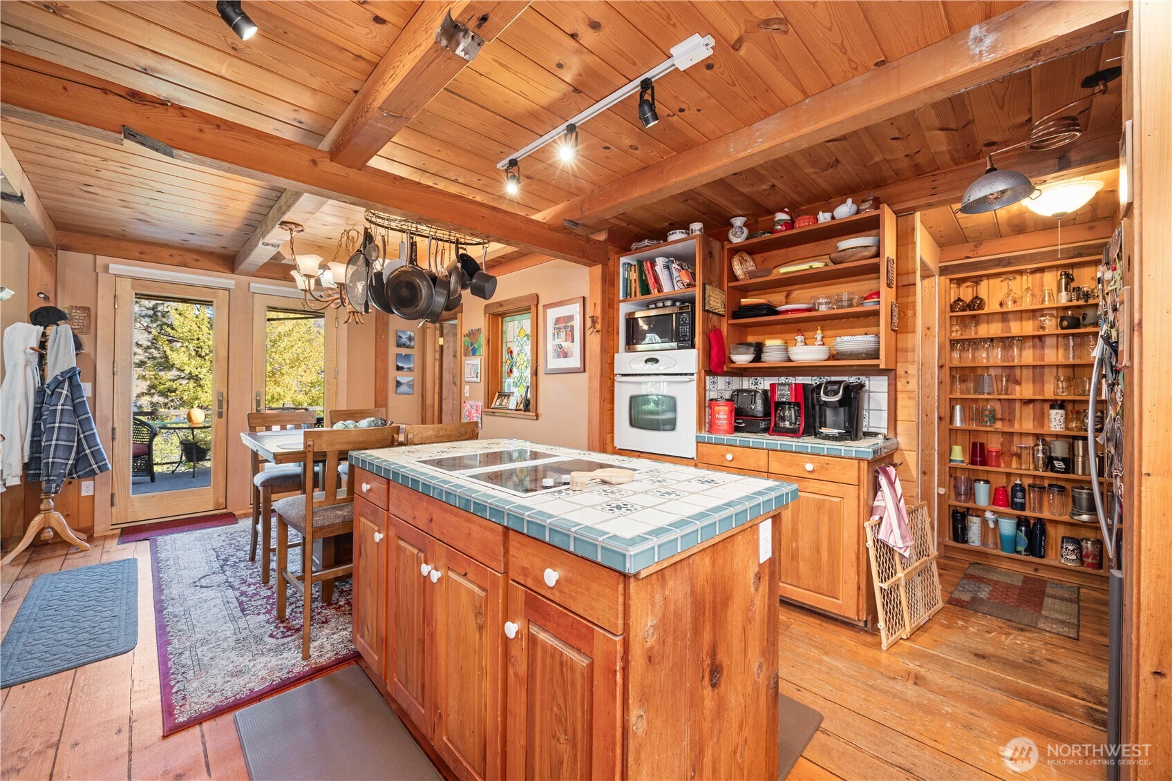 16495 South Lakeshore Road Chelan, WA 98816 - Photo 12 of 40 a kitchen that has a lot of cabinets in it