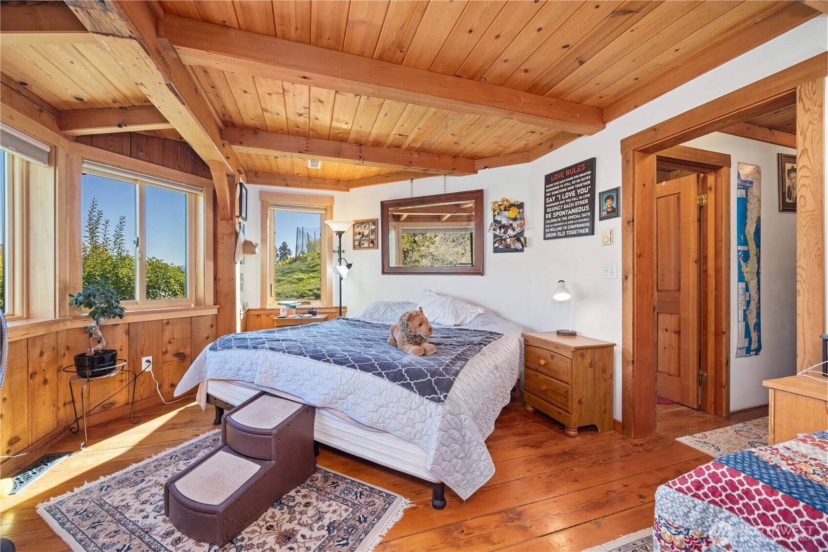 16495 South Lakeshore Road Chelan, WA 98816 - Photo 13 of 40 a living room with furniture and wooden floor