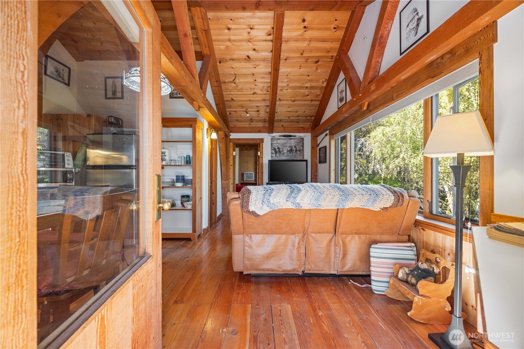 16495 South Lakeshore Road Chelan, WA 98816 - Photo 23 of 40 a bed room with a bed and a table