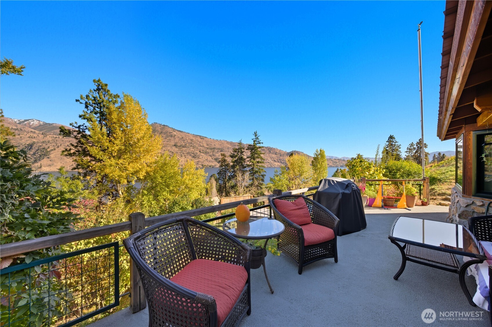 16495 South Lakeshore Road Chelan, WA 98816 - Photo 31 of 40 a terrace view with seating space