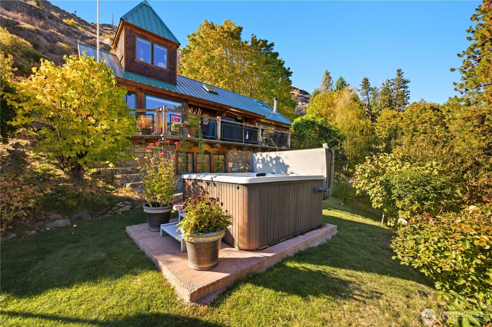 16495 South Lakeshore Road Chelan, WA 98816 - Photo 32 of 40 a view of a house with a garden
