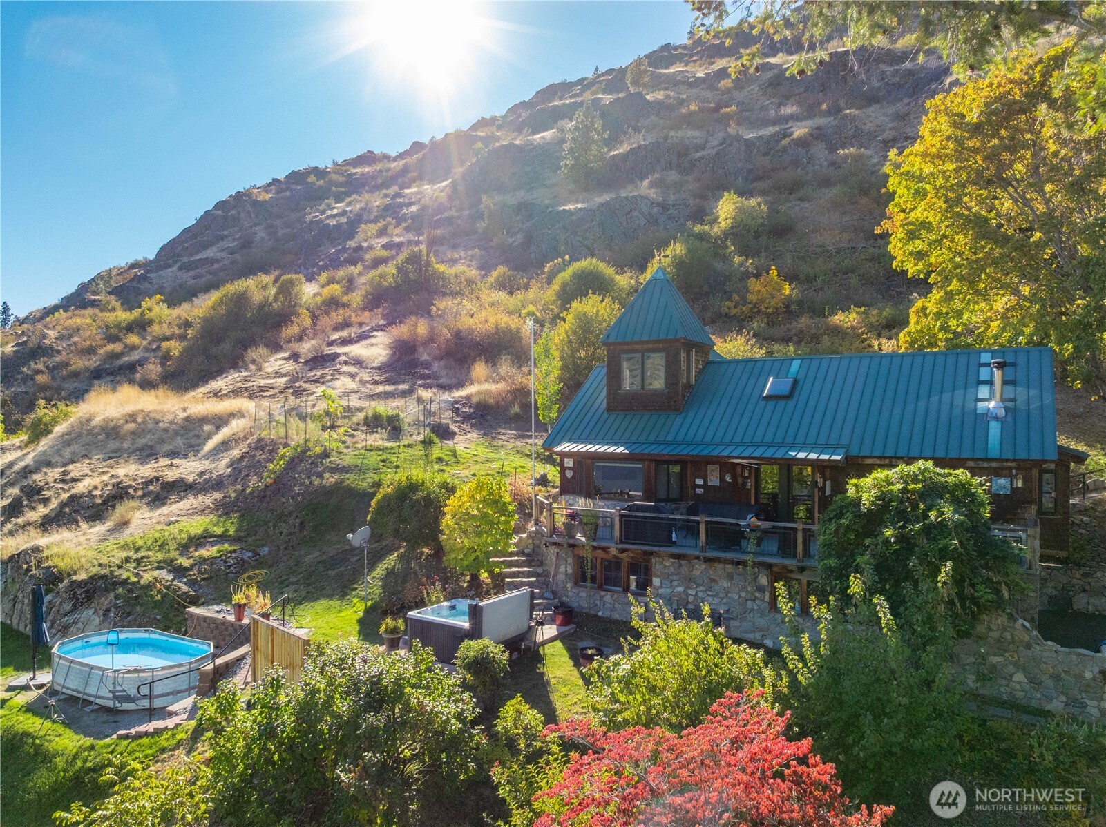 16495 South Lakeshore Road Chelan, WA 98816 - Photo 38 of 40 a view of a back yard of the house and green space