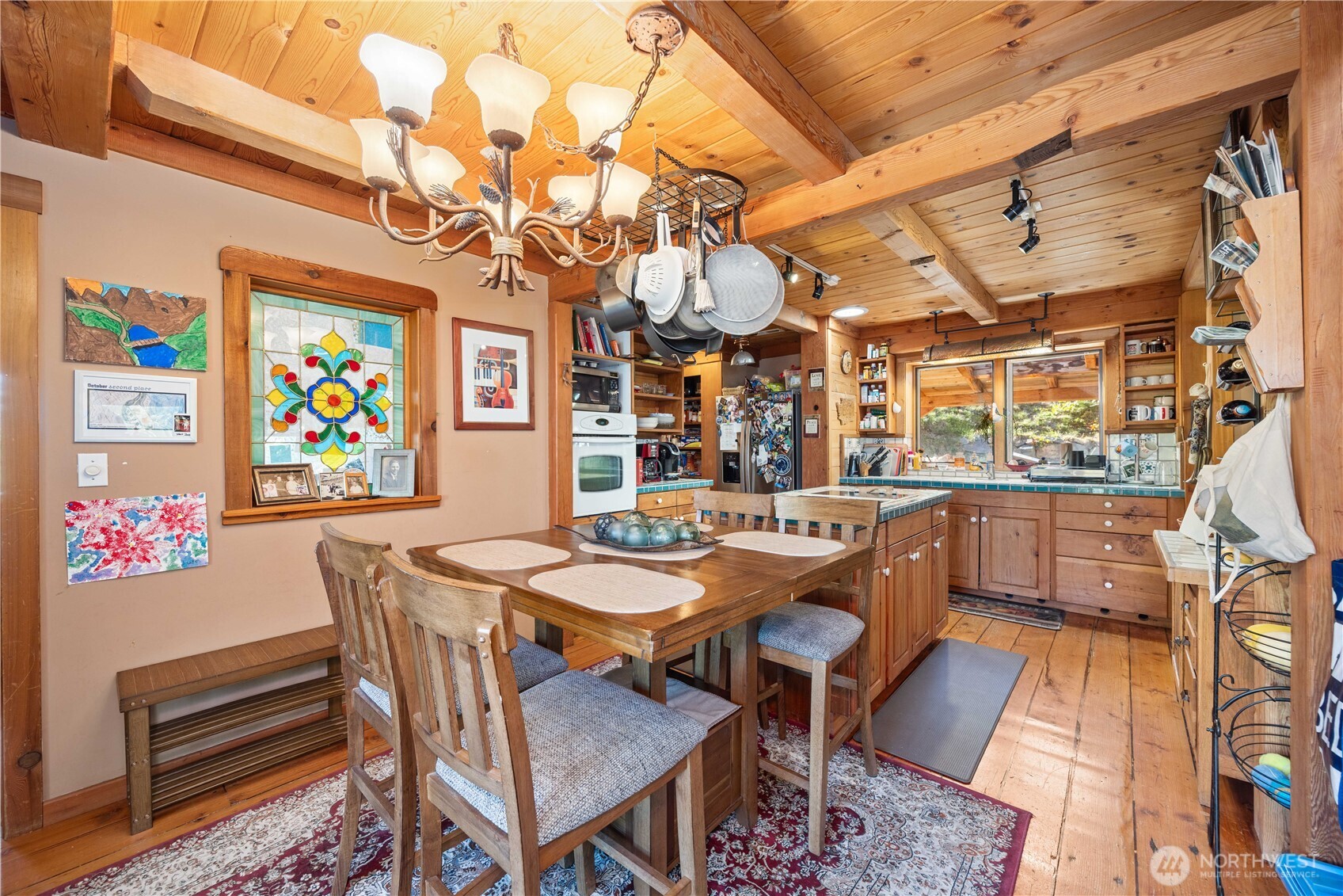 16495 South Lakeshore Road Chelan, WA 98816 - Photo 10 of 40 a view of a dining room with furniture
