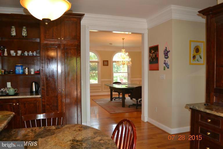 12801 Travilah Road Potomac, MD 20854 - Photo 19 of 30 Kitchen