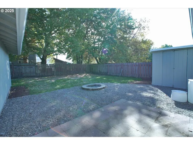 a view of a backyard