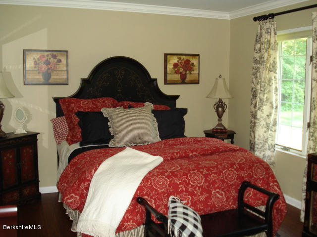 86 Pine Knoll Road Lenox, MA 01240 - Photo 10 of 21 86 Pine Knoll Guest Bedroom 004