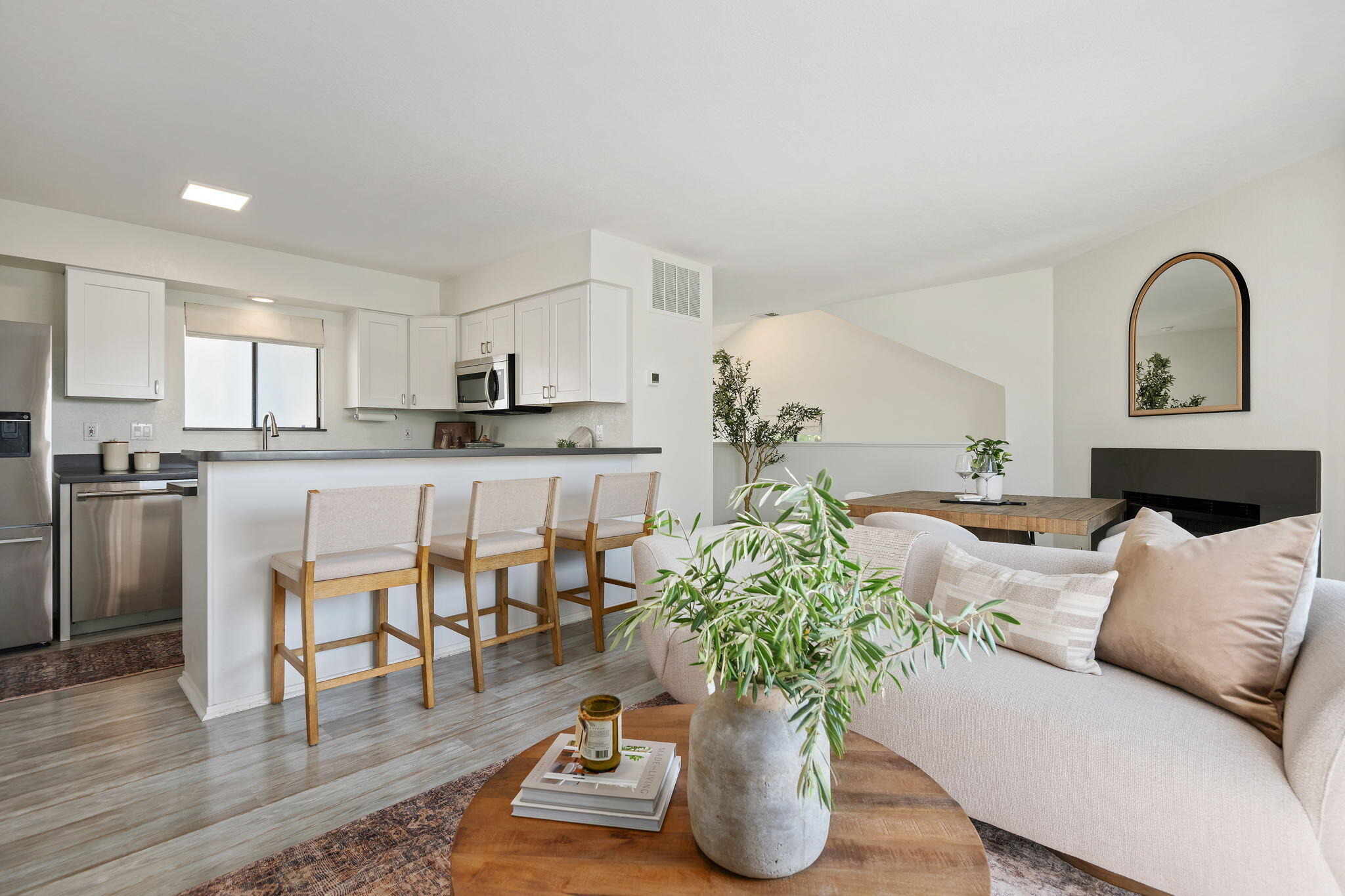 4018 Primavera Road, Unit A Santa Barbara, CA 93110 - Photo 7 of 29 Living Room