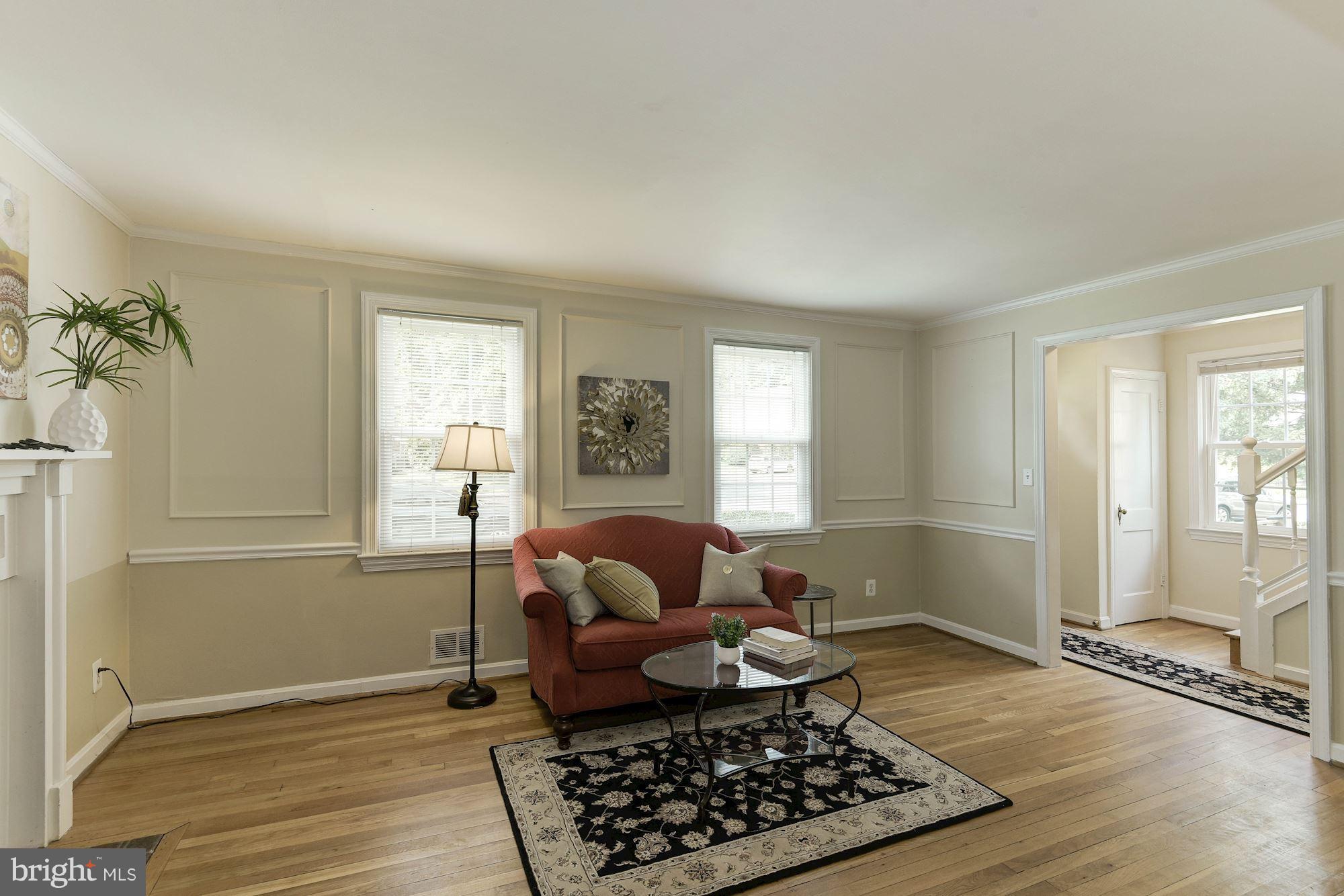 5919 10th Road North Arlington, VA 22205 - Photo 5 of 30 Living Room