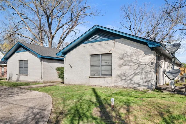$415,000 | 700 West 3rd Avenue, Corsicana, TX 75110