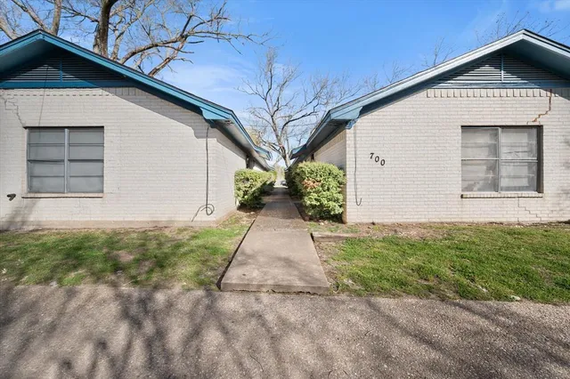$415,000 | 700 West 3rd Avenue, Corsicana, TX 75110