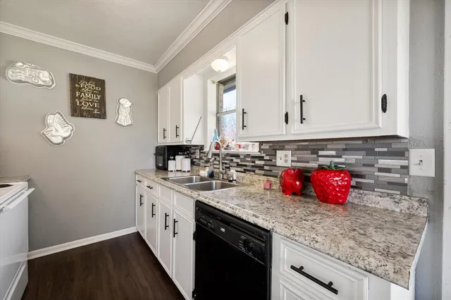 $415,000 | 700 West 3rd Avenue, Corsicana, TX 75110