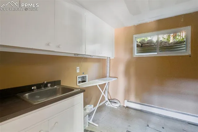a view of empty room with a ceiling fan