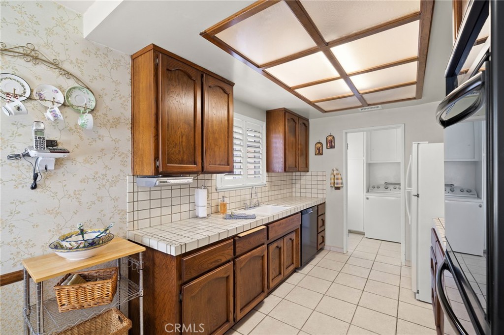513 West Shadwell Street Carson, CA 90745 - Photo 5 of 23 a bathroom with a sink and a mirror