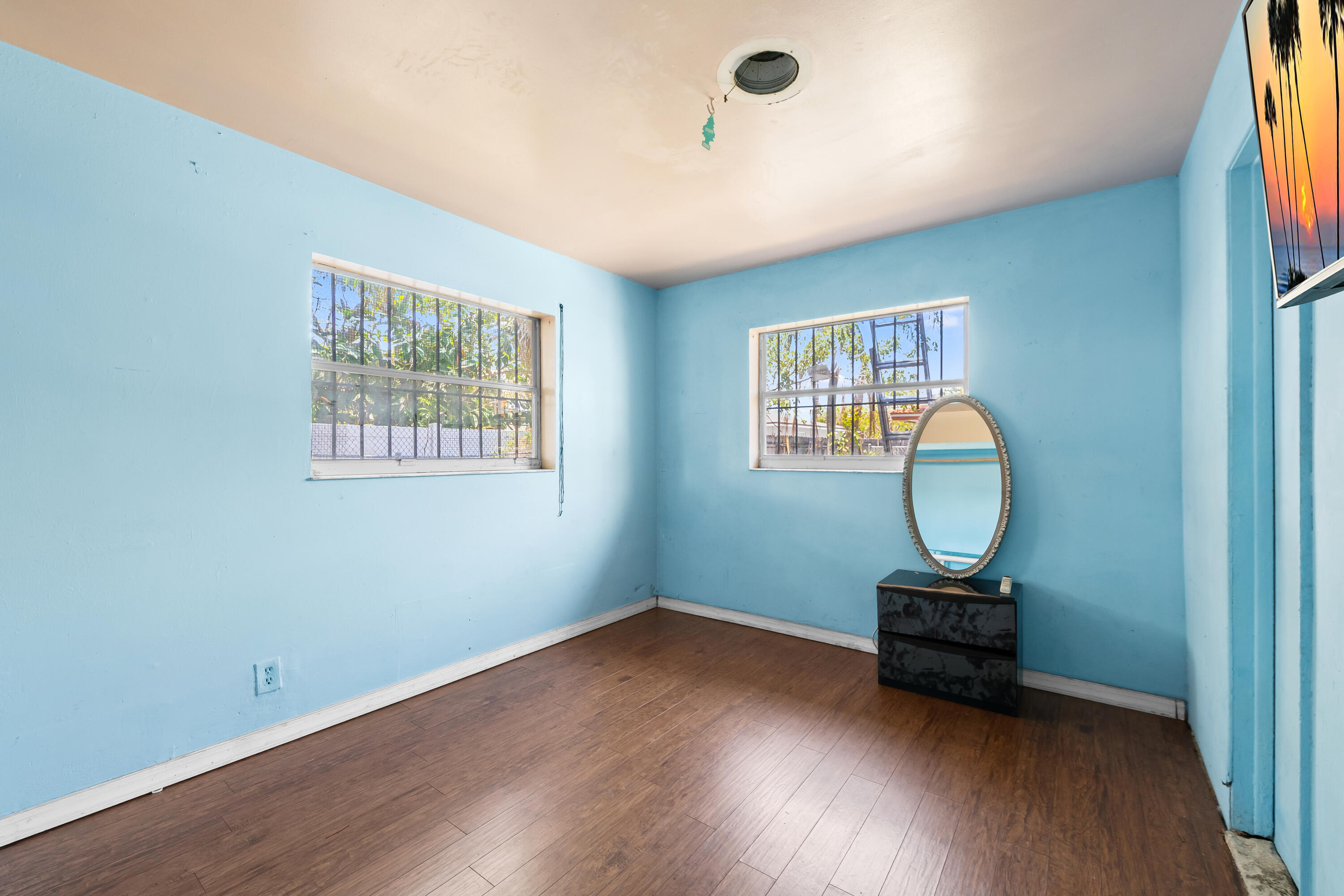 101 Northwest 18th Street Pompano Beach, FL 33060 - Photo 14 of 23 an empty room with windows mirror and windows