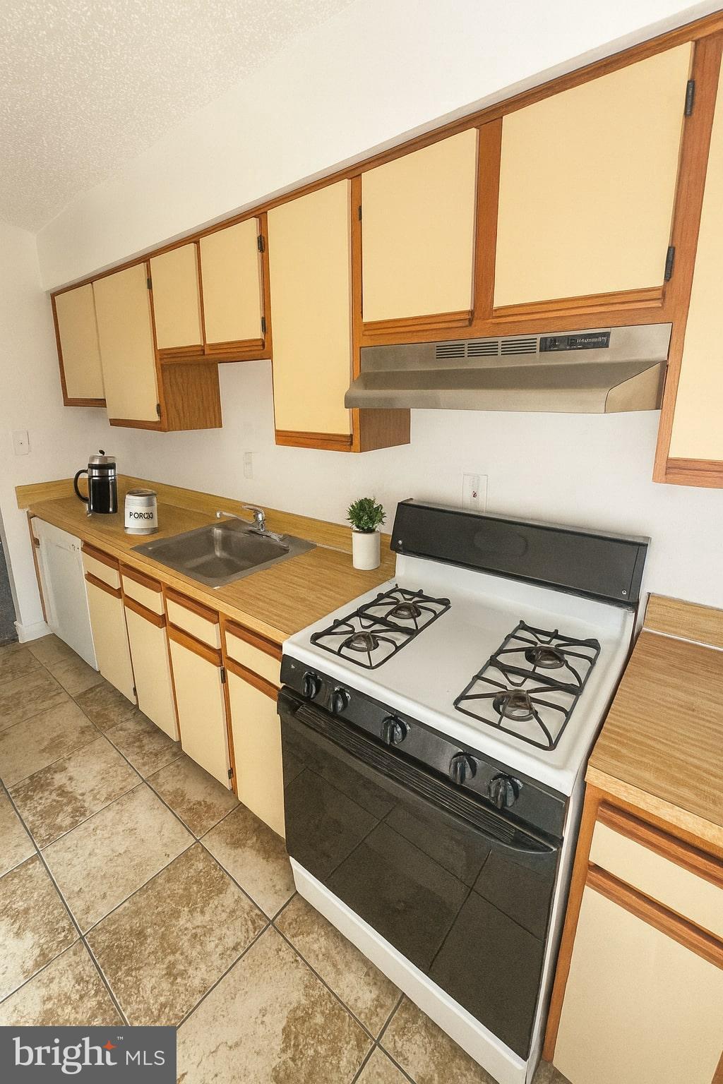 4725 1st Street Southwest, Unit 303 Washington, DC 20032 - Photo 4 of 17 a stove top oven sitting inside of a kitchen