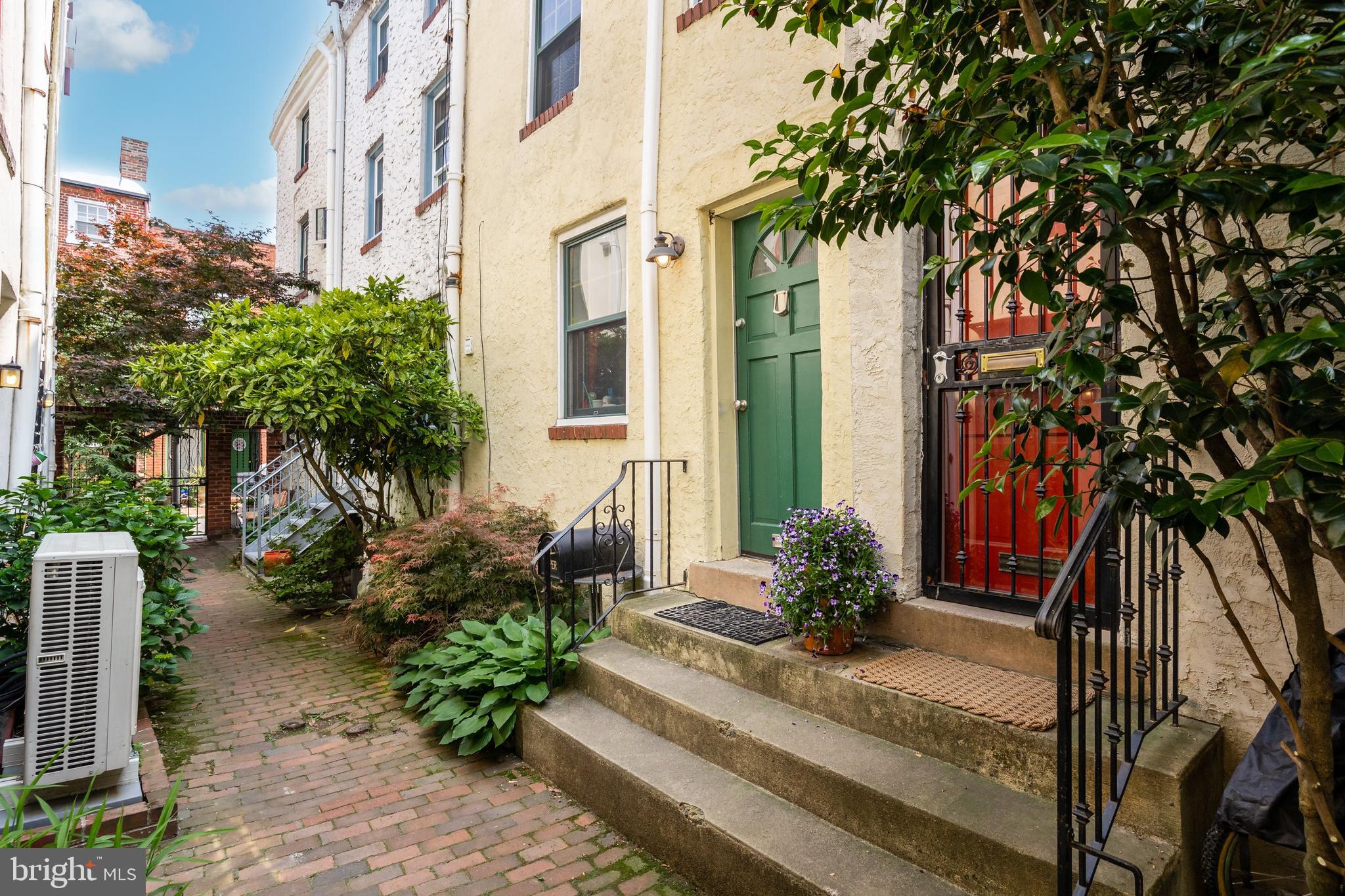 1134 Waverly Street, Unit R3 Philadelphia, PA 19147 - Photo 42 of 55 Gated front courtyard