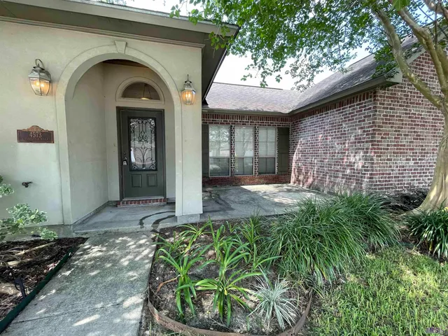 $1,900 | 4573 Charleston Villa Drive, Baton Rouge, LA 70817