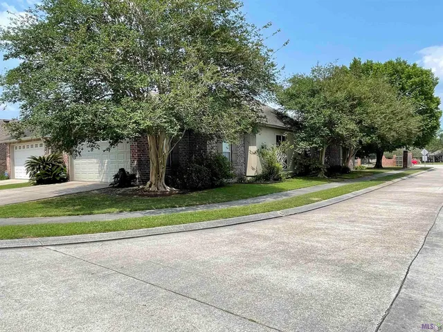 $1,900 | 4573 Charleston Villa Drive, Baton Rouge, LA 70817
