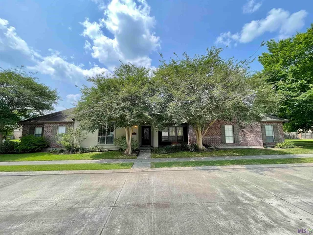 $1,900 | 4573 Charleston Villa Drive, Baton Rouge, LA 70817