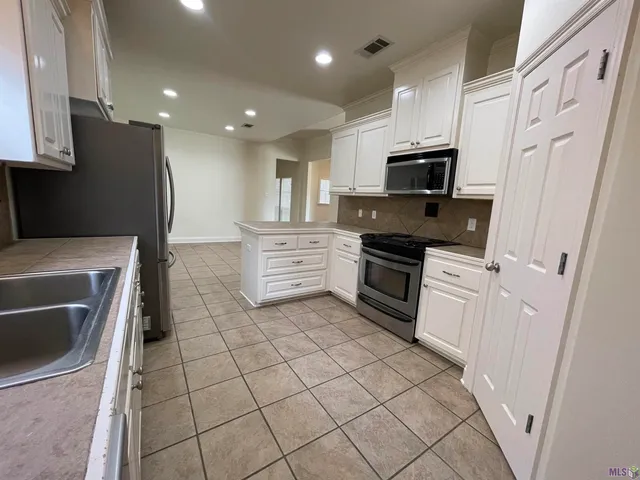 $1,900 | 4573 Charleston Villa Drive, Baton Rouge, LA 70817