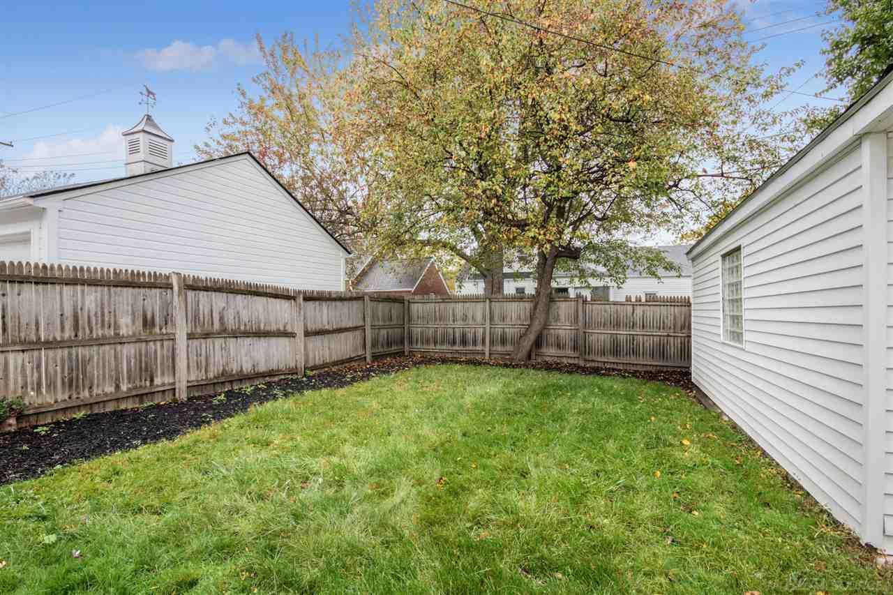 422 Lothrop Road Grosse Pointe, MI 48236 - Photo 16 of 17 31334089-15.JPG