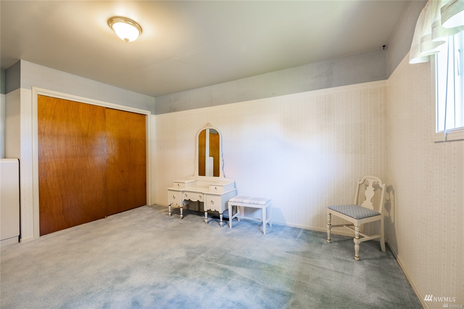 356 East Pole Road Lynden, WA 98264 - Photo 22 of 40 a living room with furniture and a window