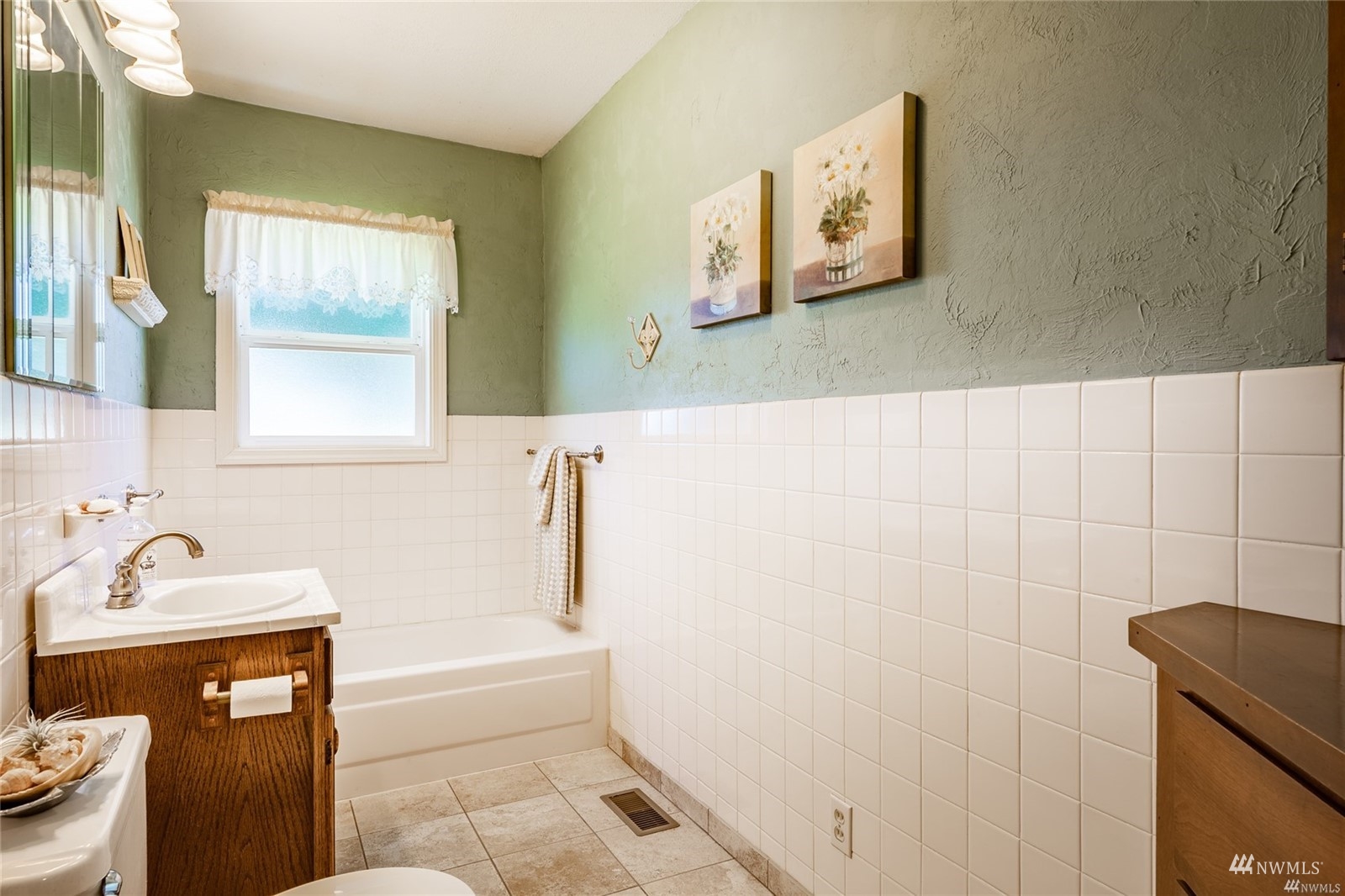 356 East Pole Road Lynden, WA 98264 - Photo 24 of 40 a bathroom with a bathtub and a sink