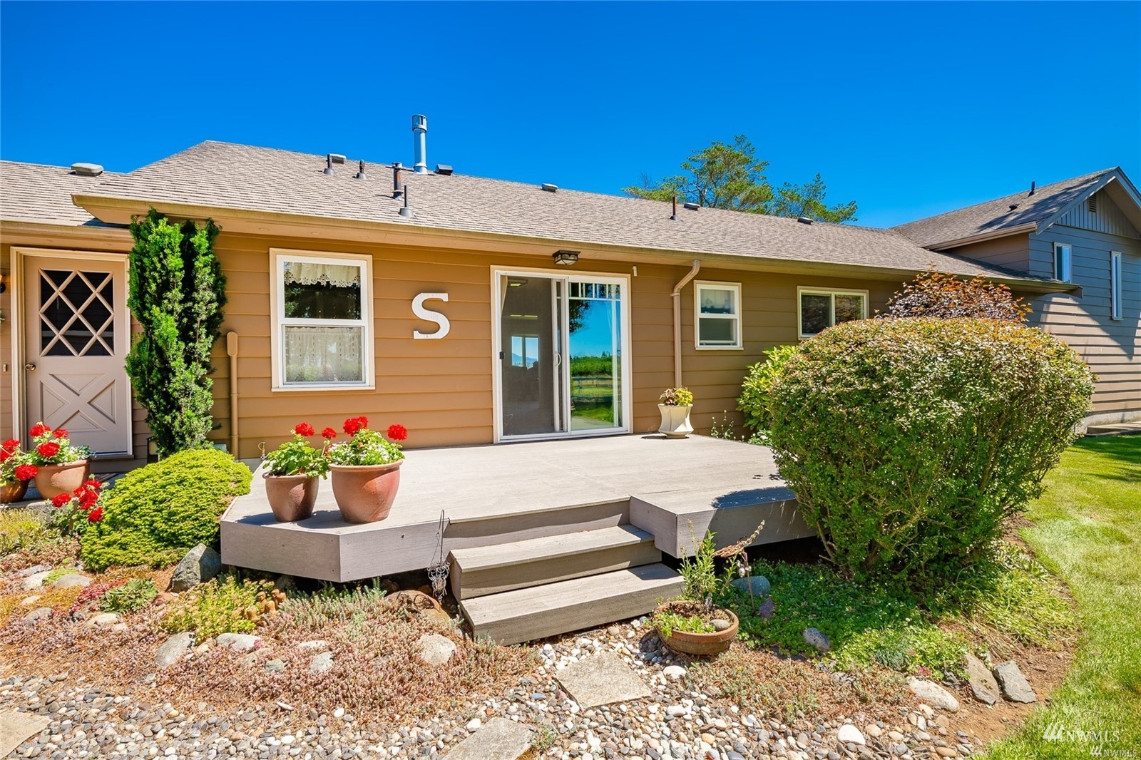 356 East Pole Road Lynden, WA 98264 - Photo 7 of 40 a front view of a house with a garden