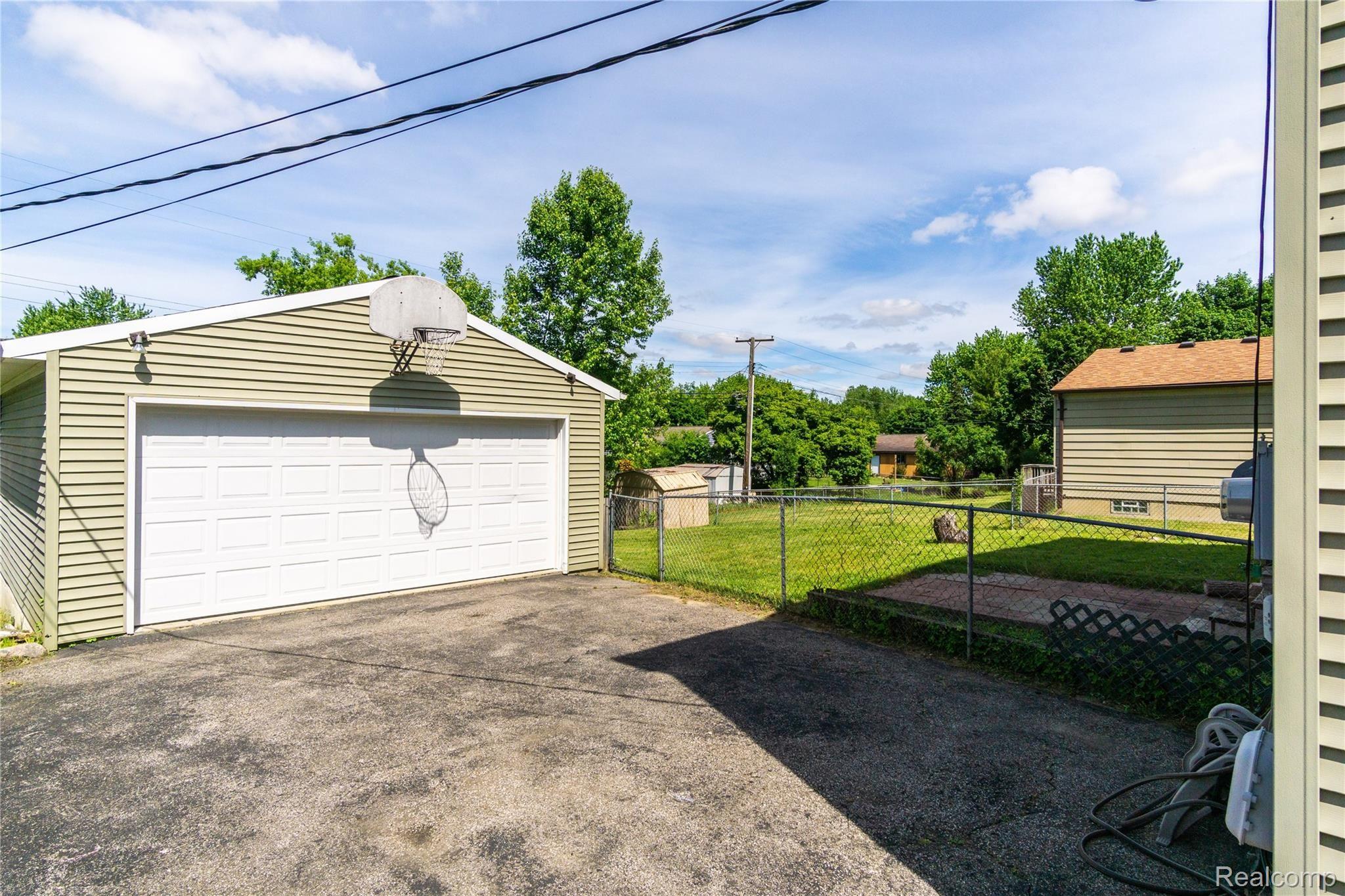 3476 Cone Avenue Rochester, MI 48309 - Photo 51 of 53 Exteriors (10 of 12).jpg