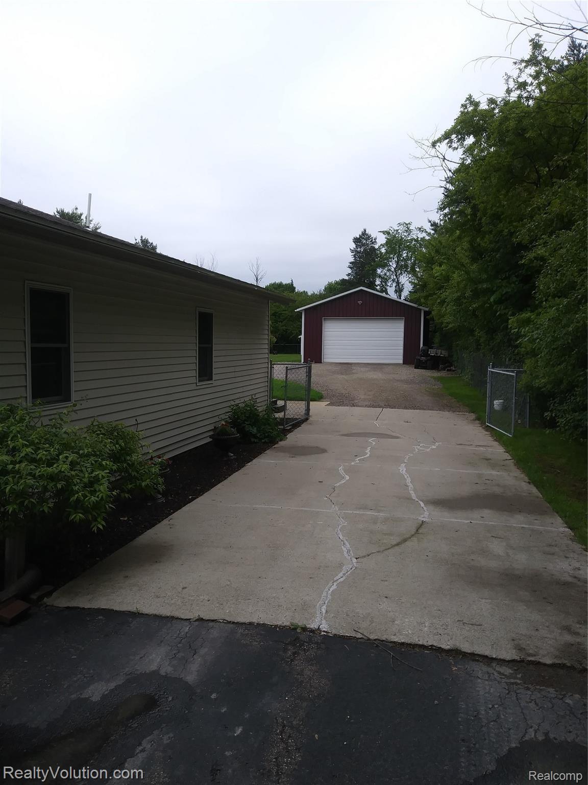 1362 North Genesee Road Burton, MI 48509 - Photo 28 of 43 20190617_120028.jpg
