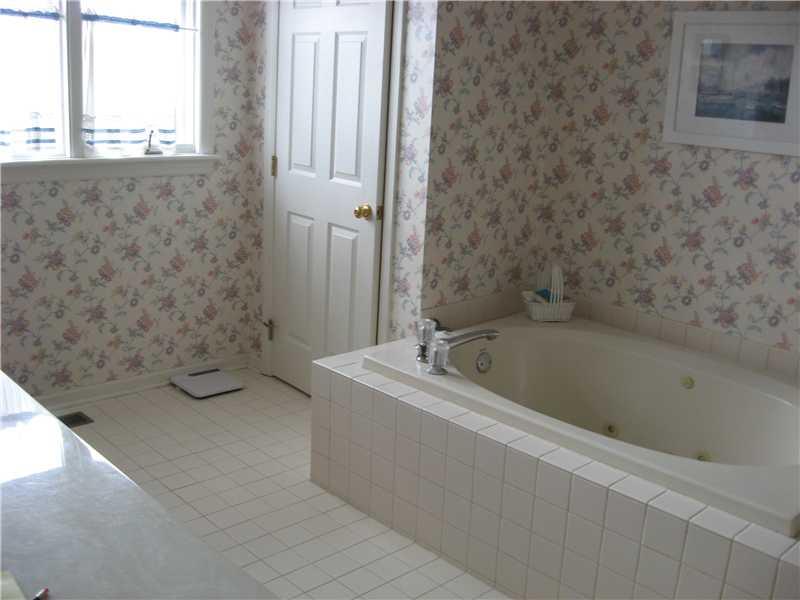 172 Shadow Ridge Drive Pittsburgh, PA 15238 - Photo 17 of 21 Master Bath/Spa.